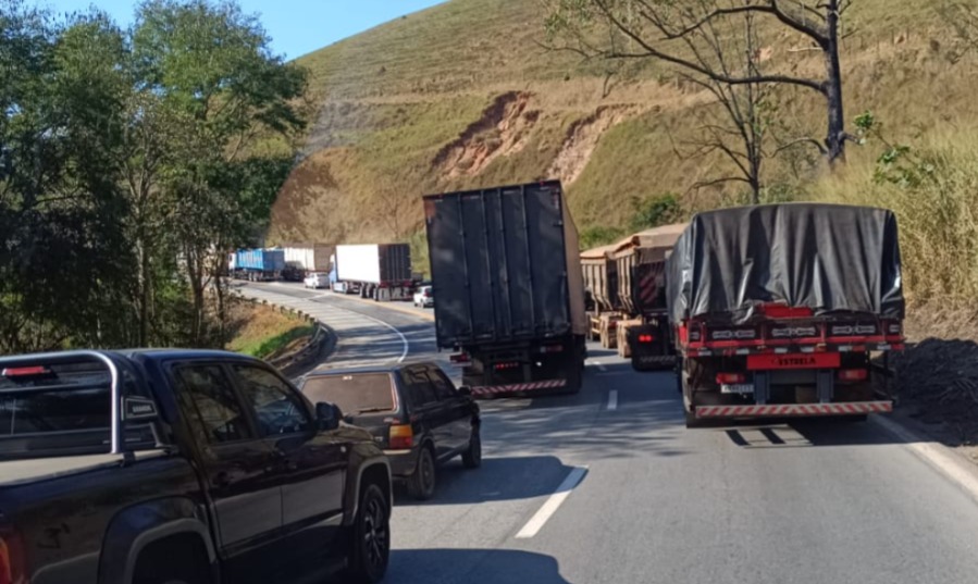 Serviço de manutenção na BR-040 causa lentidão próximo à Leiteria São Luiz em Santos Dumont